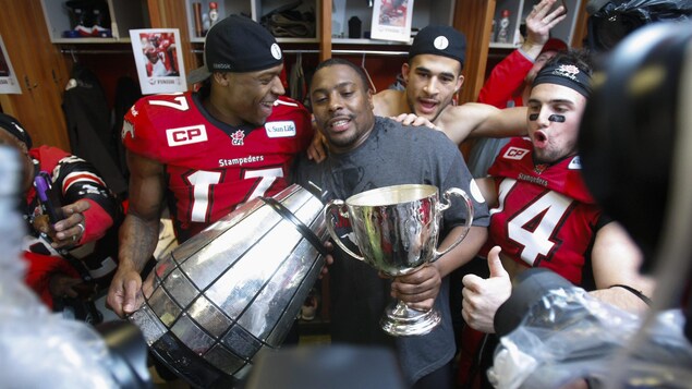 Les joueurs des Stampeders avec la coupe brisée en deux
Les joueurs des Stampeders avec la coupe brisée en deux