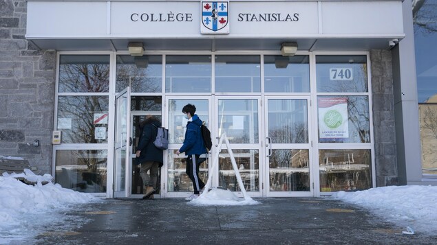 Deux étudiants franchissent les portes de l'entrée du collège Stanislas.