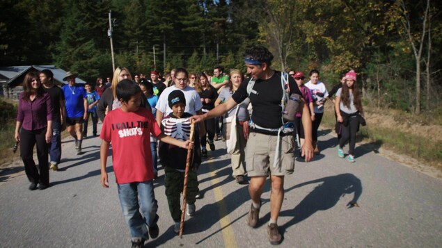 Stanley Vollant marche avec des enfants Stanley Vollant marche avec des enfants
