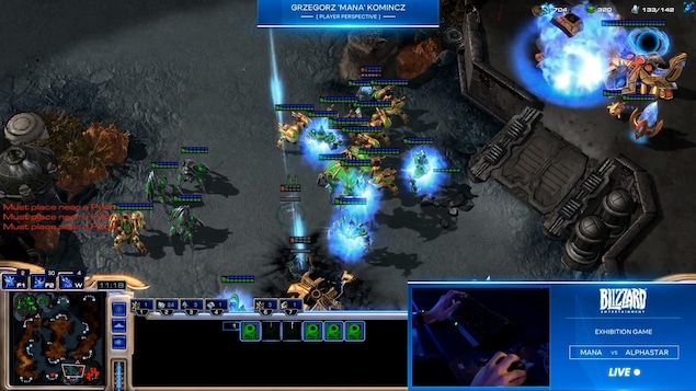 Une capture d'écran d'un match de StarCraft II opposant MaNa à l'algorithme AlphaStar.