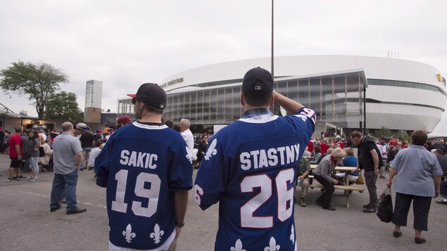Deux fans des Nordiques à l'extérieur du Centre Vidéotron, le 12 septembre 2015.