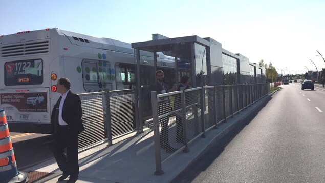 L'une des nouvelles stations d'autobus, aménagées en plein centre du Boulevard Le Corbusier, à Laval. Des voies réservées ont été aménagées le long de plusieurs artères. L'une des nouvelles stations d'autobus, aménagées en plein centre du Boulevard Le Corbusier, à Laval. Des voies réservées ont été aménagées le long de plusieurs artères.