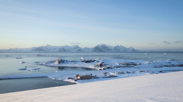 Une station de recherche sur les côtes de la péninsule Antarctique.