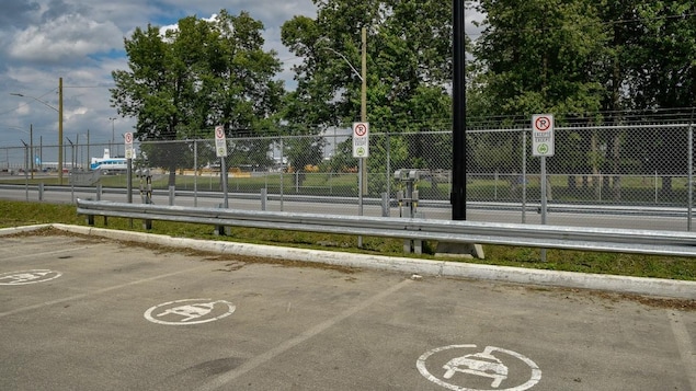 Des pancartes et des marques sur le sol interdisent aux voitures non électriques de se stationner. Des pancartes et des marques sur le sol interdisent aux voitures non électriques de se stationner.