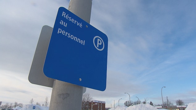 Affiche du stationnement réservé au personnel du CHUS-Hôpital Fleurimont aux Galeries Quatre-Saisons. Affiche du stationnement réservé au personnel du CHUS-Hôpital Fleurimont aux Galeries Quatre-Saisons.