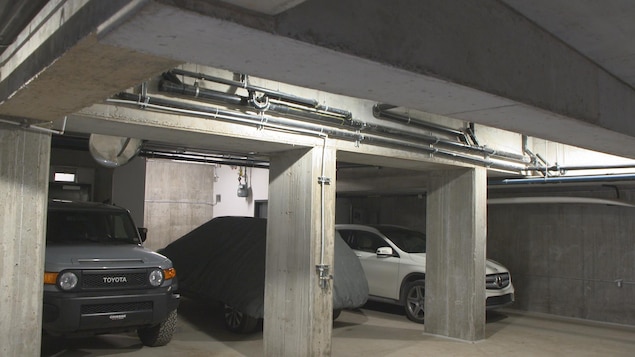 Des places étroites dans un stationnement souterrain Des places étroites dans un stationnement souterrain