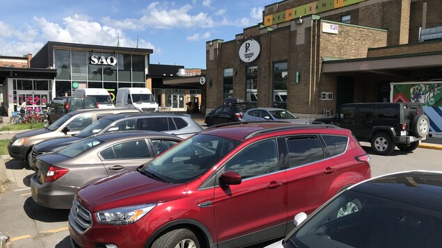 C'est cette partie du stationnement extérieur qui disparaîtra au profit d'une place publique. C'est cette partie du stationnement extérieur qui disparaîtra au profit d'une place publique.