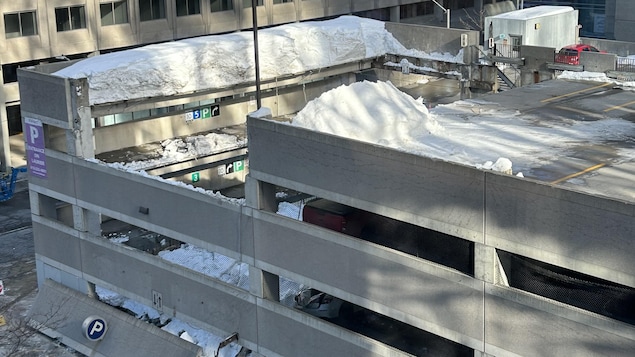 Un stationnement à étages partiellement effondré.