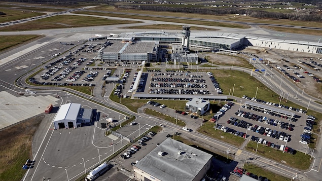 L'aéroport de Québec photographié du haut des airs au printemps. 
