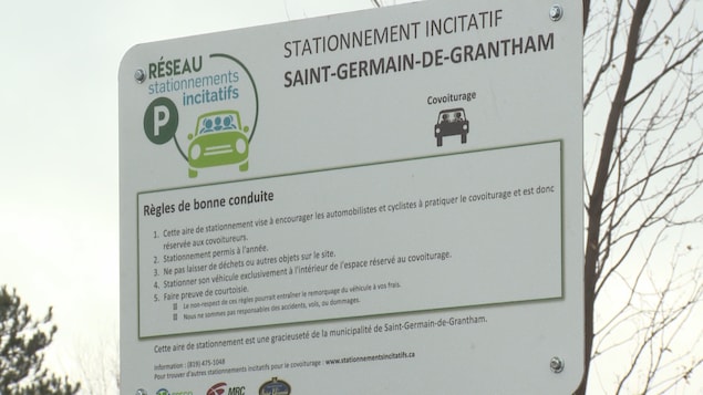 Panneau de signalisation indiquant un stationnement incitatif.