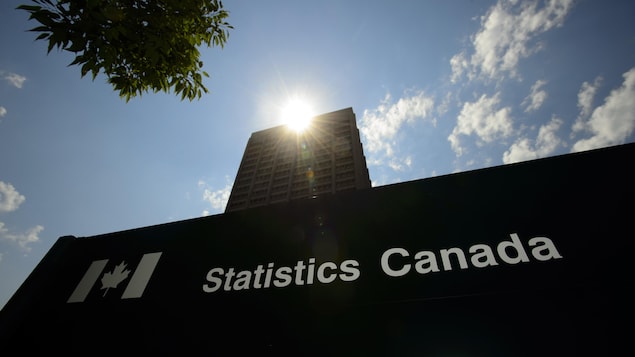 Une image de l'enseigne des bureaux de Statistique Canada, avec un soleil éblouissant.