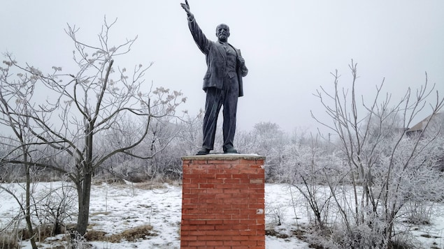Une statue de Lénine dans un champ enneigé. Une statue de Lénine dans un champ enneigé.