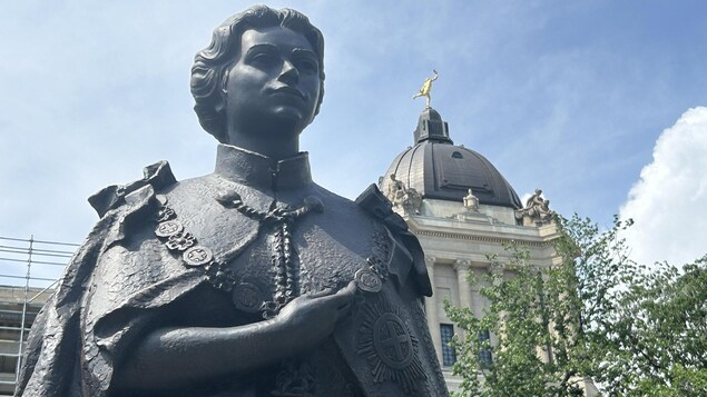 La statue de la reine Élisabeth II, à Winnipeg, le 2 juin 2023.