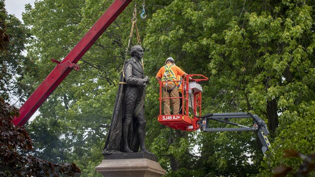 Une statue de l'ancien premier ministre Sir John A. Macdonald a été retirée l'été dernier d'un parc de Kingston.