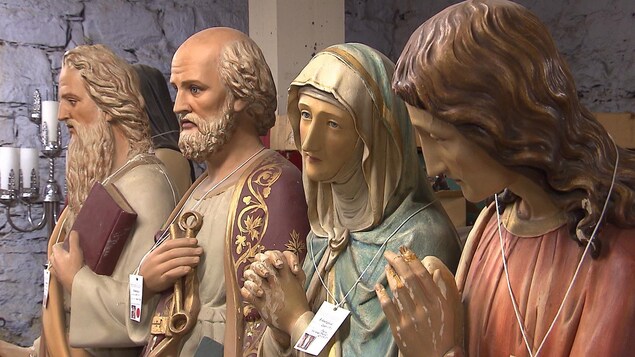 Quatre statues religieuses conservées dans une réserve secrète à Montréal