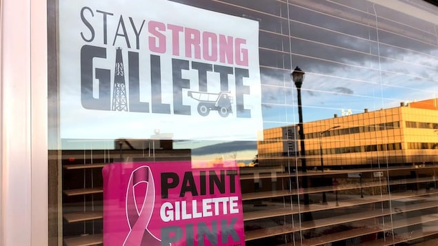Une affiche dans une vitrine Une affiche dans une vitrine
