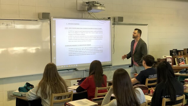 Steeve Girard devant une classe d'élèves de secondaire 5 du PEI.