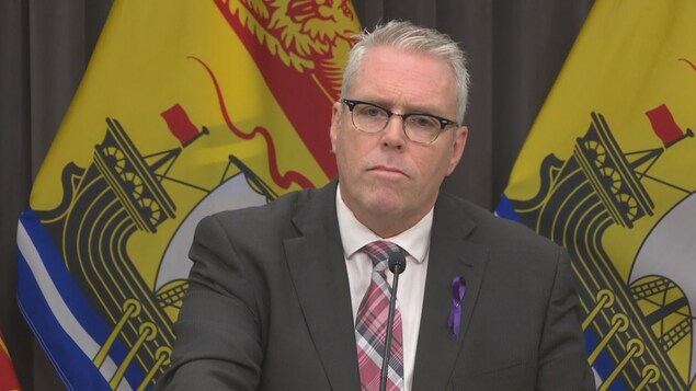 Ernie Steeves donne une conférence de presse