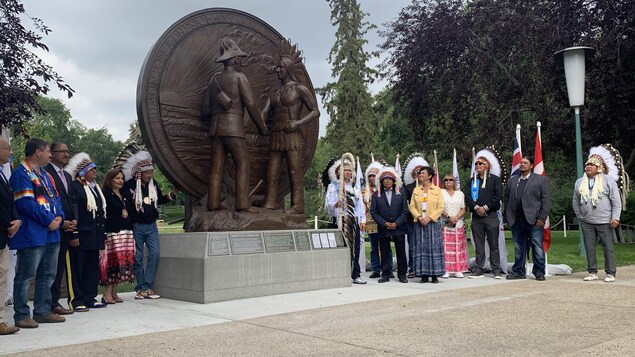 Une stèle commémorative du Traité no 6 érigée dans l’enceinte du Parlement à Edmonton