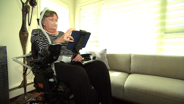 Stella Wojas, chez elle, dans son fauteuil roulant 