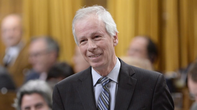 Stéphane Dion nakangiti.