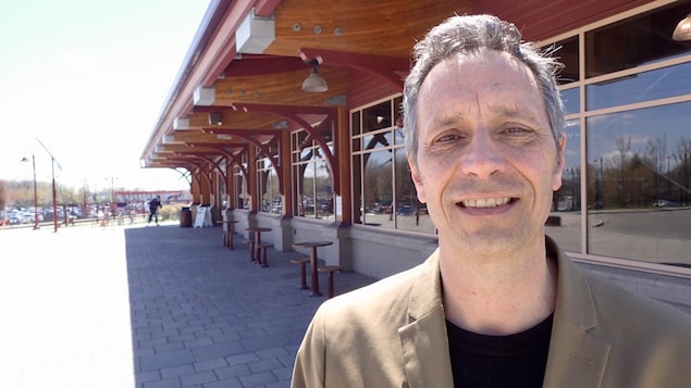 Le maire de Saint-Jérôme, Stéphane Maher, pose devant la gare intermodale de sa ville. Le maire de Saint-Jérôme, Stéphane Maher, pose devant la gare intermodale de sa ville.