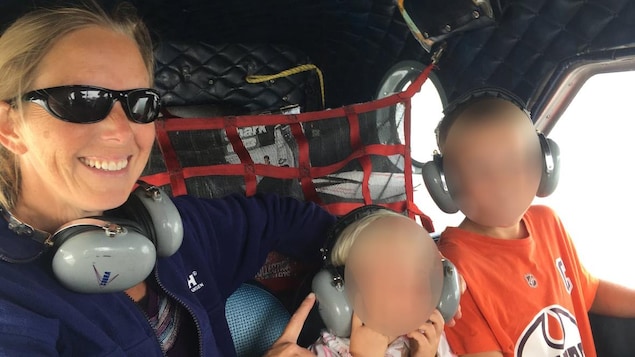 Stephanie Blais et ses deux enfants dans un petit avion.