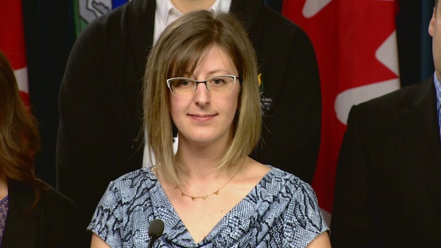 Stephanie McLean, ministre de la Condition féminine de l'Alberta. Stephanie McLean, ministre de la Condition féminine de l'Alberta.