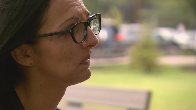 Stéphanie Pelletier-Gignac vue de profil, elle a les larmes aux yeux.