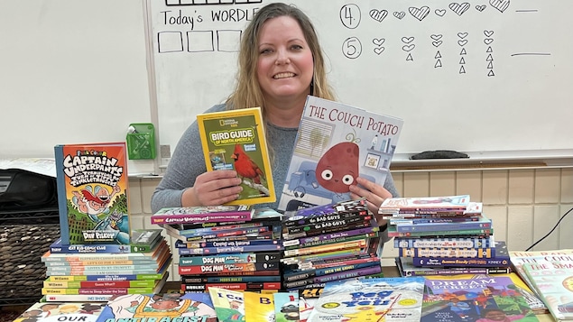 Une inconnue aide une enseignante à acheter des livres pour sa classe de 3e année