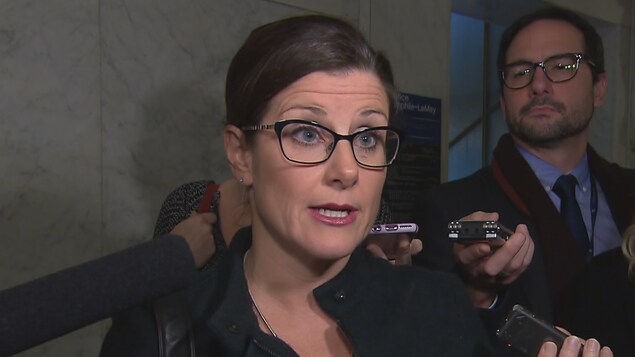 La ministre de la Justice du Québec, Stéphanie Vallée, répond aux questions des journalistes lors d'une mêlée de presse.