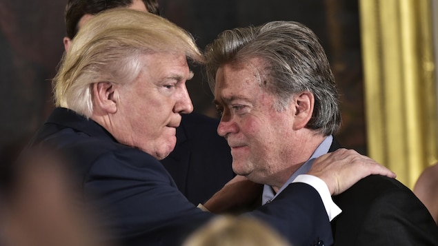 Donald Trump et Stephen Bannon, lors de la cérémonie d'assermentation du personnel de la Maison-Blanche, le 22 janvier.