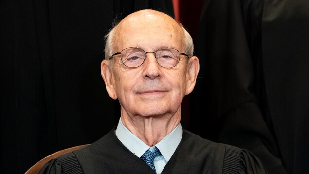 Stephen Breyer pose pour un portrait de groupe avec les autres juges.