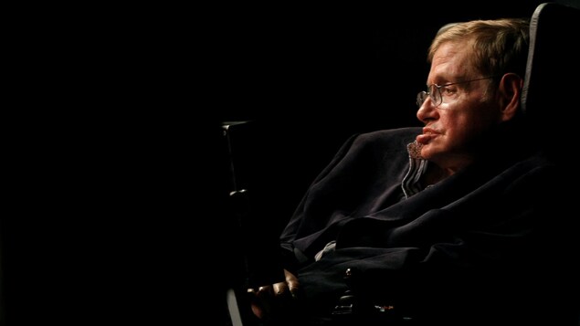 L'astrophysicien Stephen Hawking s'adresse à une foule lors d'une conférence à Cape Town, en Afrique du Sud, le 11 mai 2008.