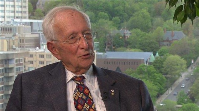 Stephen Jarislowsky en entrevue avec la ville en arrière-plan.