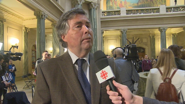 Stephen Kenny interviewé à la rotonde du palais législatif Stephen Kenny interviewé à la rotonde du palais législatif