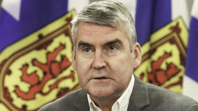Plan rapproché du visage de Stephen McNeil.