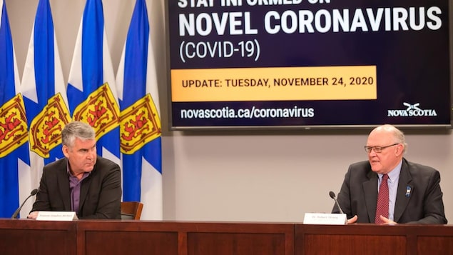 Stephen McNeil (gauche), premier ministre de la Nouvelle-Écosse, et le docteur Robert Strang (droite), médecin hygiéniste en chef de la Nouvelle-Écosse, le 24 novembre 2020 à Halifax.