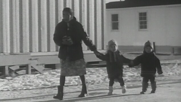 Una madre inuit y sus dos niños.