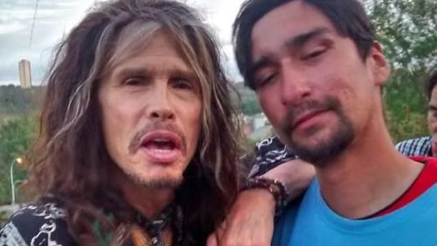 Le chanteur du groupe Aerosmith, Steven Tyler, et l'artiste peintre d'Edmonton, Sterling Gauthier Le chanteur du groupe Aerosmith, Steven Tyler, et l'artiste peintre d'Edmonton, Sterling Gauthier