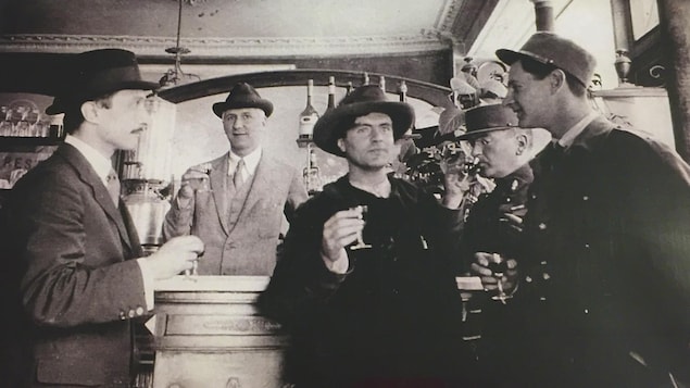 Oscar Stettiner, Amedeo Modigliani et Jacques Menier en 1917 Oscar Stettiner, Amedeo Modigliani et Jacques Menier en 1917