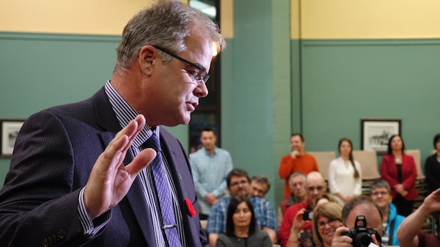 Le conseiller de la Ville de Matane, au poste no 6, Steve Girard prête serment Le conseiller de la Ville de Matane, au poste no 6, Steve Girard prête serment