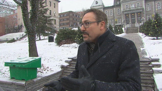 Steve Lussier, maire de Sherbrooke, devant l'Hôtel de Ville.