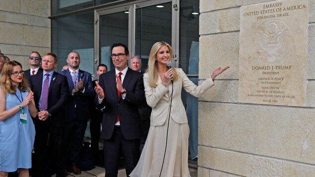 Le secrétaire au Trésor Steve Mnuchin applaudit aux côtés d'Ivanka Trump, qui montre la plaque sur laquelle on peut lire le nom de son père. Le secrétaire au Trésor Steve Mnuchin applaudit aux côtés d'Ivanka Trump, qui montre la plaque sur laquelle on peut lire le nom de son père.