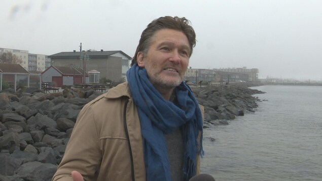 L'ex-candidat à la mairie de Sept-Îles, Steve Trudel, photographié sur le bord du fleuve.