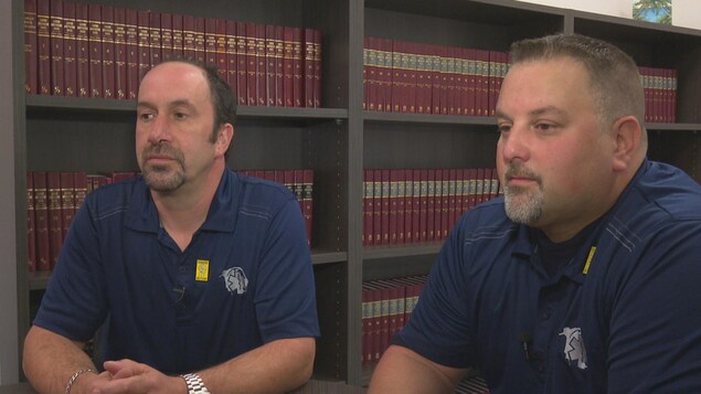 Les porte-parole syndicaux Steve Hébert et Yanick Mongeau aimeraient que les partis politiques s'intéressent davantage aux conditions de travail des ambulanciers au N.-B. Les porte-parole syndicaux Steve Hébert et Yanick Mongeau aimeraient que les partis politiques s'intéressent davantage aux conditions de travail des ambulanciers au N.-B.