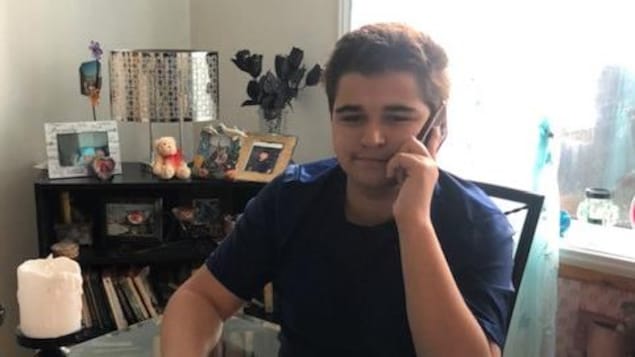 Un adolescent parle au téléphone.