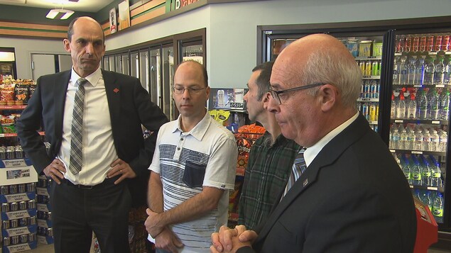 Le candidat à la chefferie du PCC Steven Blaney joint sa voix à celle de l'AMDEQ. Le candidat à la chefferie du PCC Steven Blaney joint sa voix à celle de l'AMDEQ.