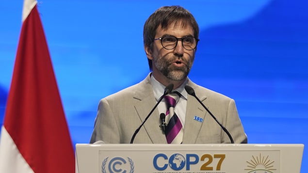 Steven Guilbeault prononce une allocution à la COP27. 