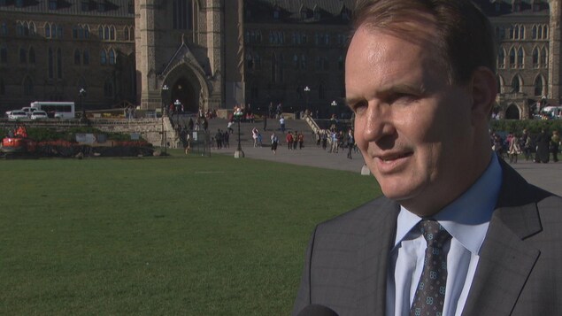 Steven MacKinnon répond aux questions d'une journaliste sur la colline du Parlement à Ottawa. Steven MacKinnon répond aux questions d'une journaliste sur la colline du Parlement à Ottawa.